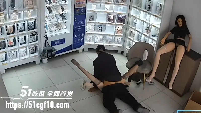 无人情趣店监控偷拍 大爷买充气娃娃现场验货 十几秒就射 体验不好能退货吗? 图4
