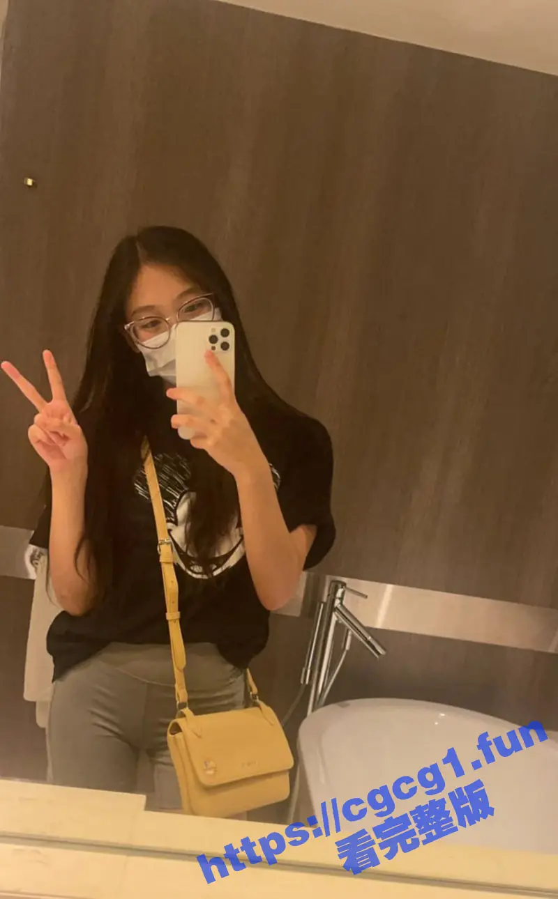 反差婊极品模特和富二代酒店约炮 甜美小花生可爱高颜值 身材极品大长腿太诱人了 图1