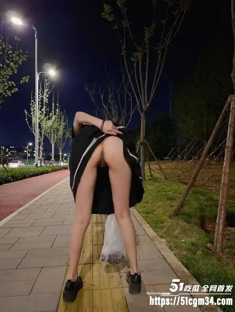 武汉黄毛妹 刘欣冉 性爱视频 清纯嫩妹无内裤户外暴露狂 深喉舔屌大口吃鸡！ 图10