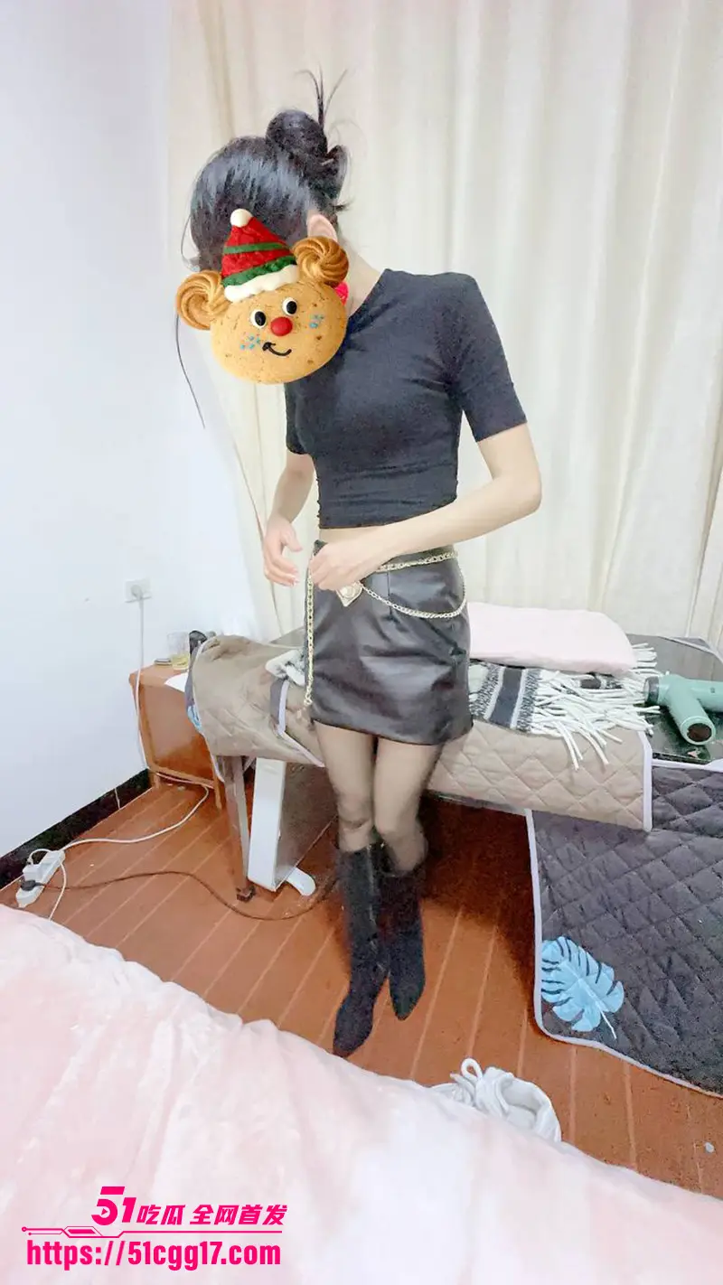 51原创大神 小姨子的秘密 楼顶小姨子被无套后入 骚逼湿透了整片丝袜! 图1