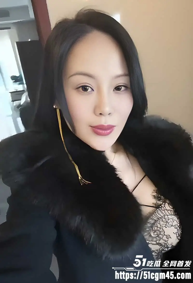 网红美熟女 姚夫人 1V1裸聊自慰录屏 露脸揉奶怼穴 淫液泛滥骚爆 图2