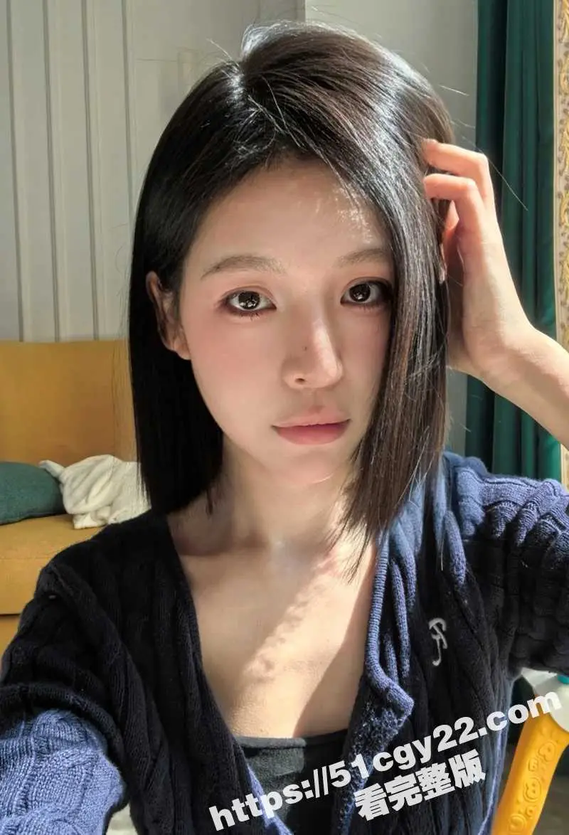 职业学院美女新生 被主人插嘴掌掴无套爆操 露脸劈腿掰逼自慰 纯纯精盆母狗! 图2