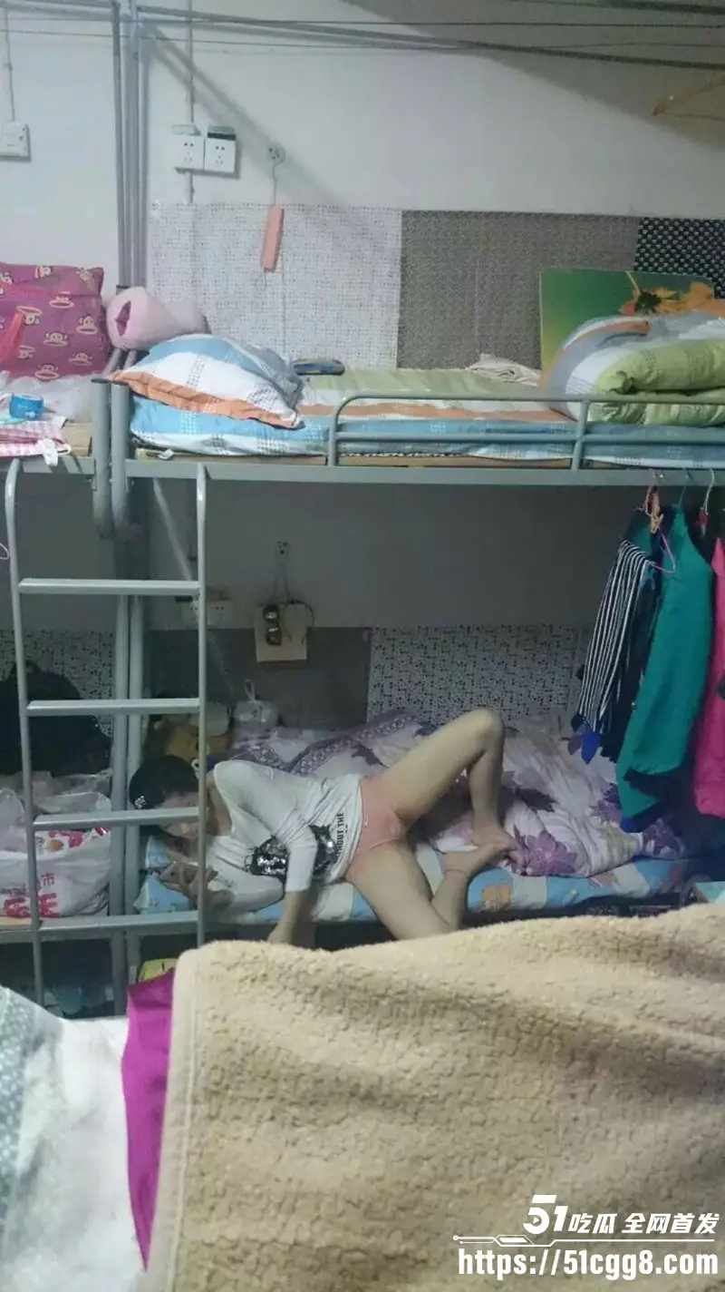 女大学生偷拍舍友浴后私密视频流出 第一视角紧张刺激 浴室白嫩娇躯全裸露出 画面香艳无比! 图1