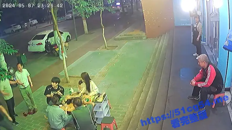 陕西宝鸡 一男子在串串店门口与人发生口角 被人用利器刺中大腿动脉 随后血流不止倒地身亡！ 图1
