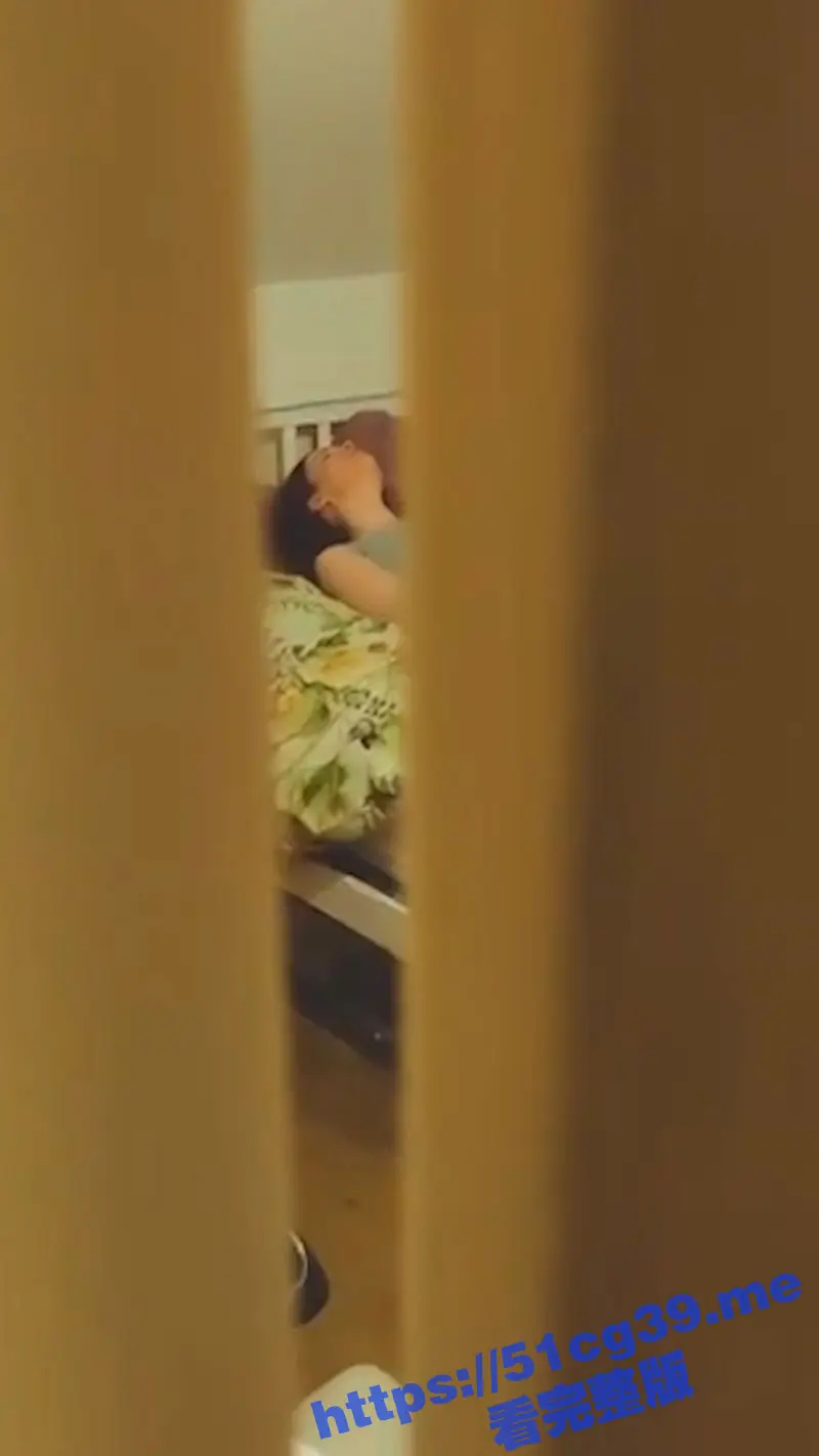 欧美系列 在小姨家留宿时半夜上厕所 发现门没关严 原来小姨在自慰 我该不该进去帮帮她呢 图1