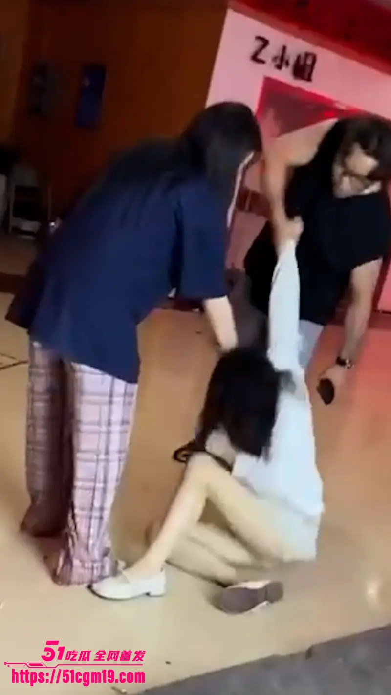 女子出轨被抓翻车 老公当众狠扇耳光 脸肿成猪头看呆路人 这现世报也太解气了! 图4