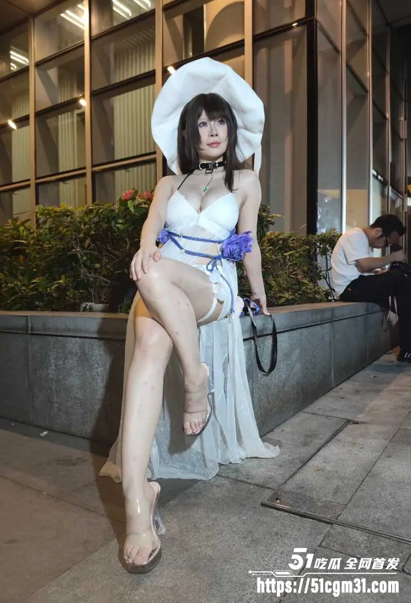 广州 萤火虫漫展 惊爆群体猥亵事件 黑丝女Coser被围拍蹂躏玉足 图3