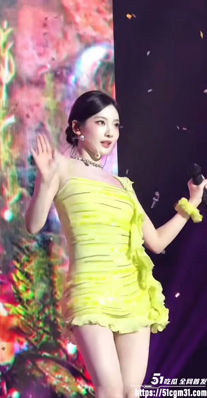 韩国巨星 Lisa 纽约当脱衣舞主持人 与中国歌手宁艺卓同场狂嗨 劲爆镜头霸榜热搜！ 图5