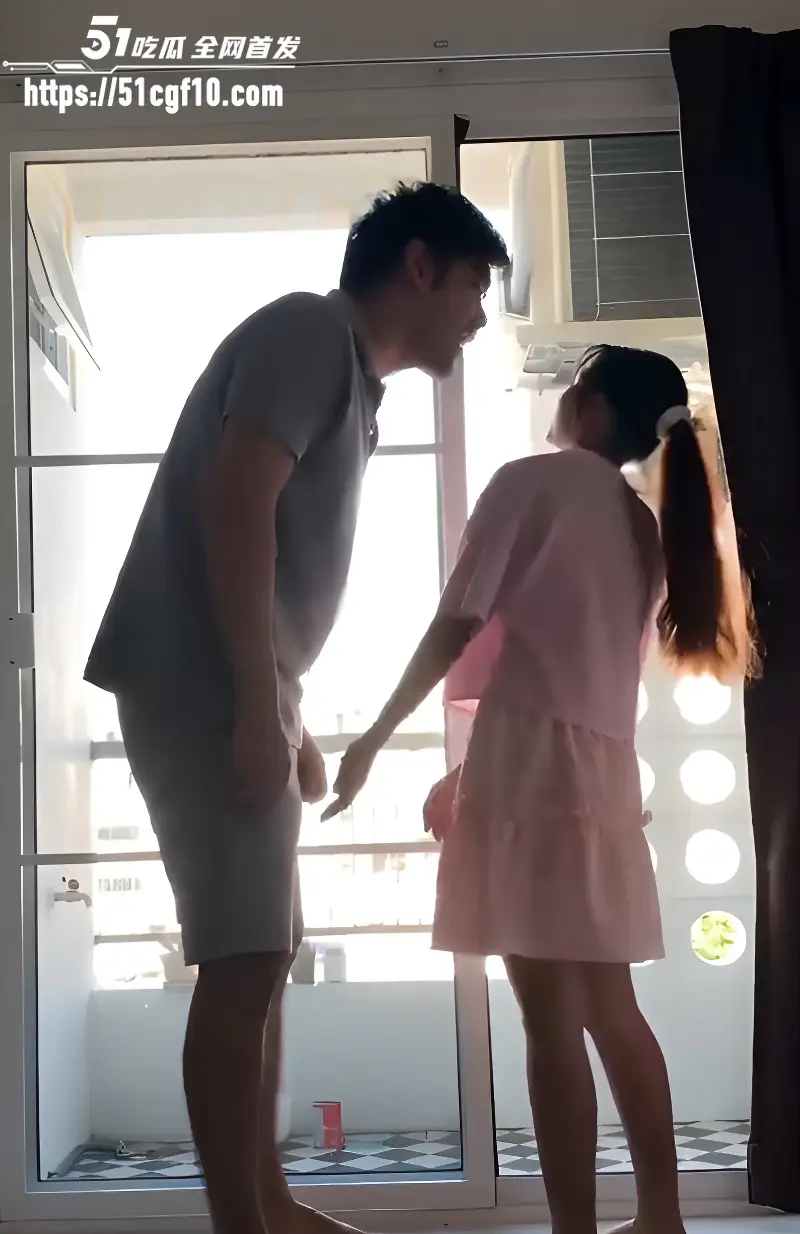 抖音风开关灯变装裸舞合集 清纯少女关灯后巨乳狂甩 反差情侣黑暗中打桩做爱! 图5