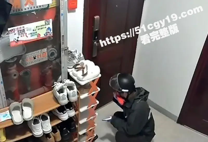 南通拆迁房小区 半夜惊现变态男 蹲守民宅狂舔女户主高跟鞋 五分钟监控视频流出! 图1