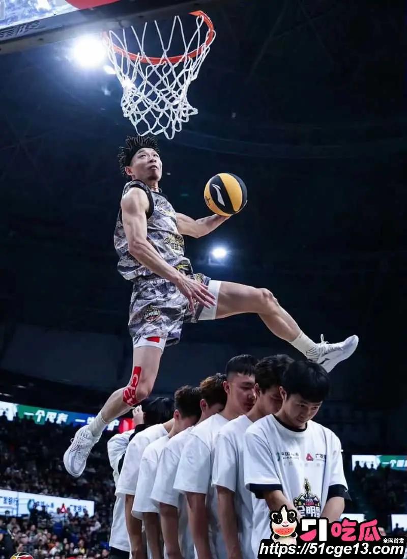 40岁陈登星 闪耀扣篮大赛 淘汰NBA扣篮王斩获世界亚军 成功证明年龄不是界限! 图7