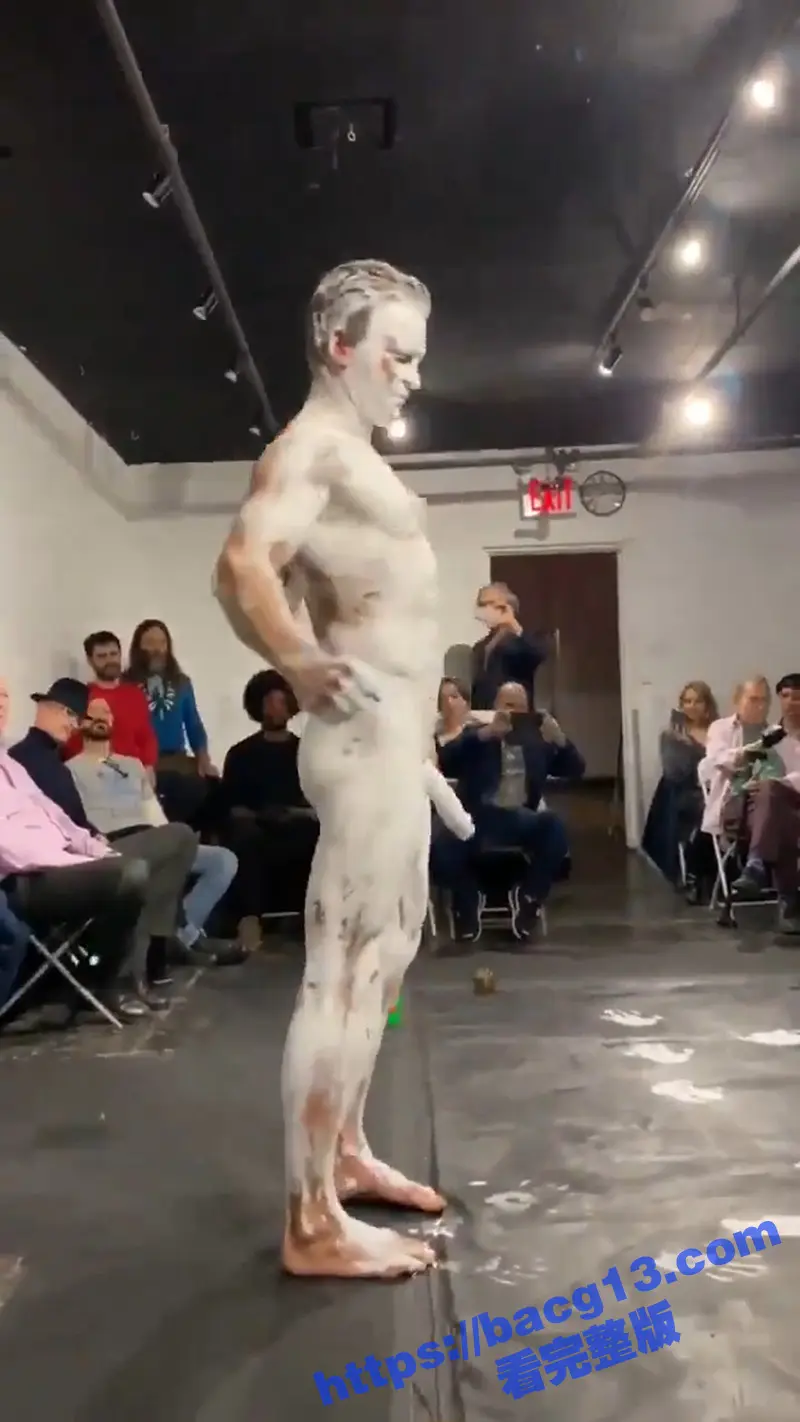 国外人体艺术舞会新作 金发美女现场帮男模撸管拓印 小心翼翼摆正肉棒 完美记录性张力! 图5