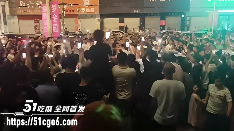 河北廊坊胜芳广场 女主播出轨榜一大哥被抓奸 现场人山人海 真是看热闹不嫌事大! 图1