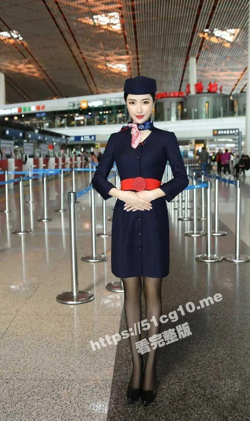海南航空极品空姐顾倩 丝袜狠狠的塞进她的嘴里 肉棒用力插入她的小穴里 与金主的劲爆性爱视频流出 图1