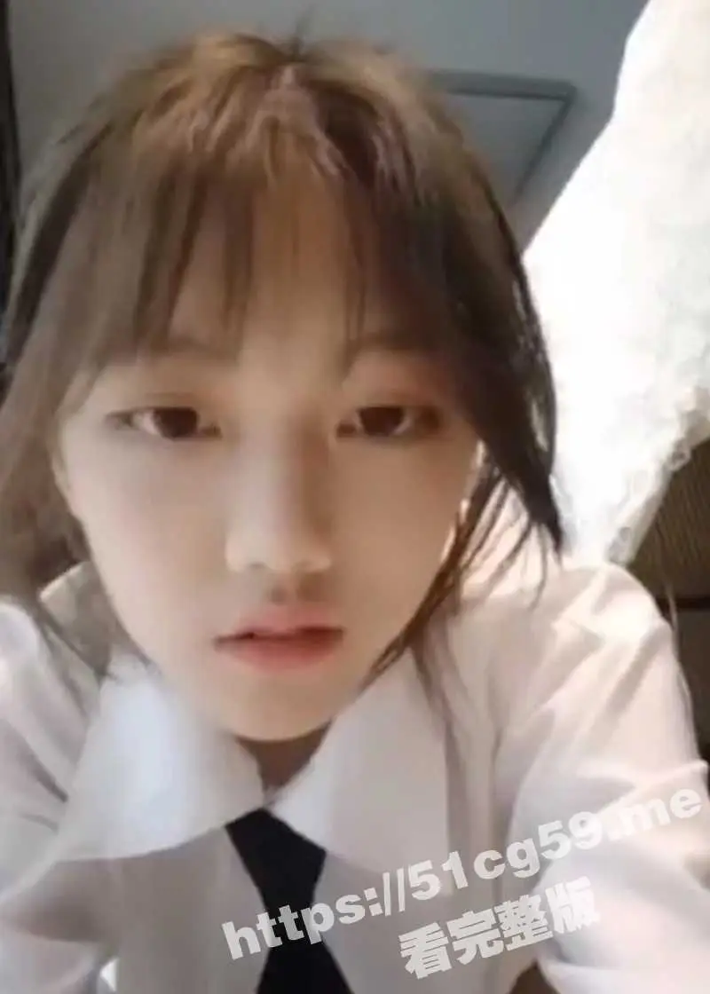 清纯女高自慰翻车现场 给狼友发福利自慰表演 被老妈突然撞见! 图3