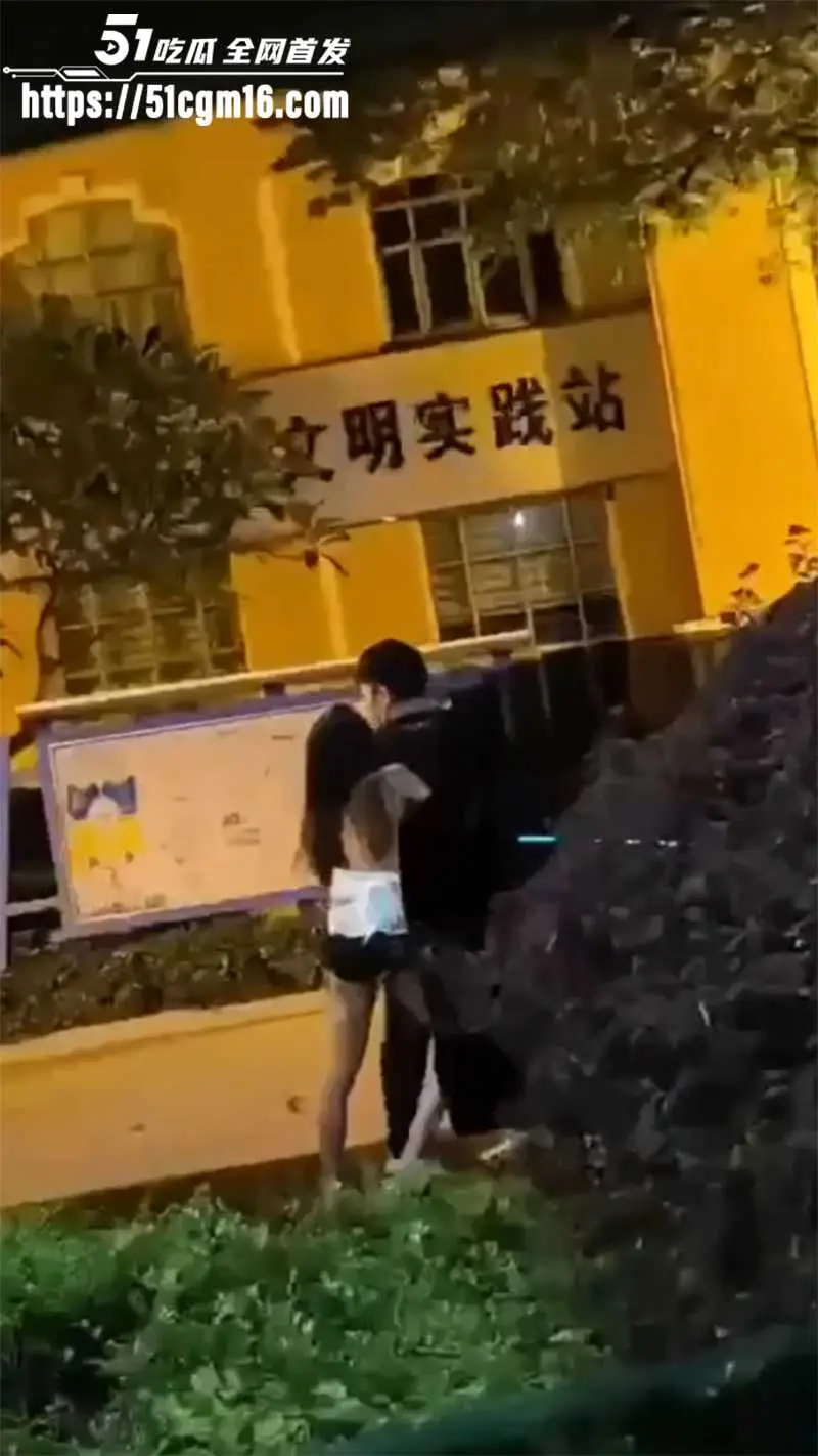 东莞上沙中山北路车震抓奸 老公跟小三在车里疯狂做爱 老婆收到预警直接杀到现场 撕逼开打! 图1