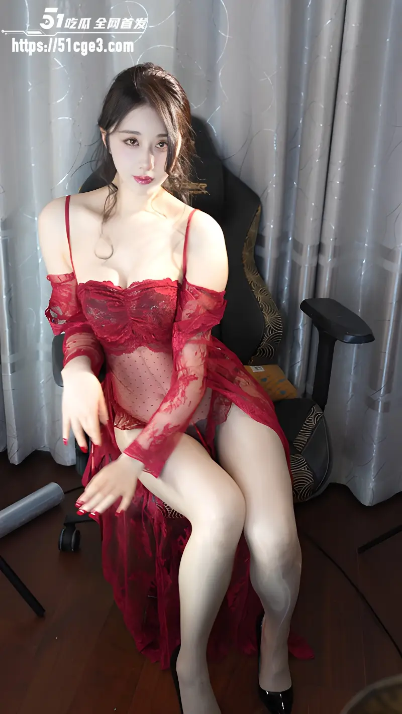 网红女主播 轩子巨2兔 红底高跟情趣写真 傲人美腿肆意挑拨 令人燥热难耐！ 图7