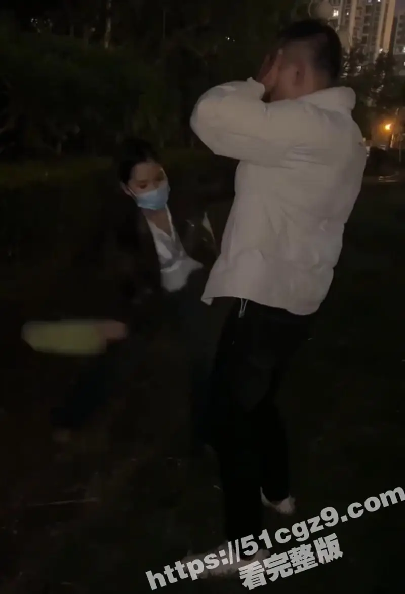 广西精神小妹深夜公园玩变态直播 为博眼球生吞燃烧纸巾 用拖鞋抽骚逼狠打小伙大屌 现场惨叫连连 图4