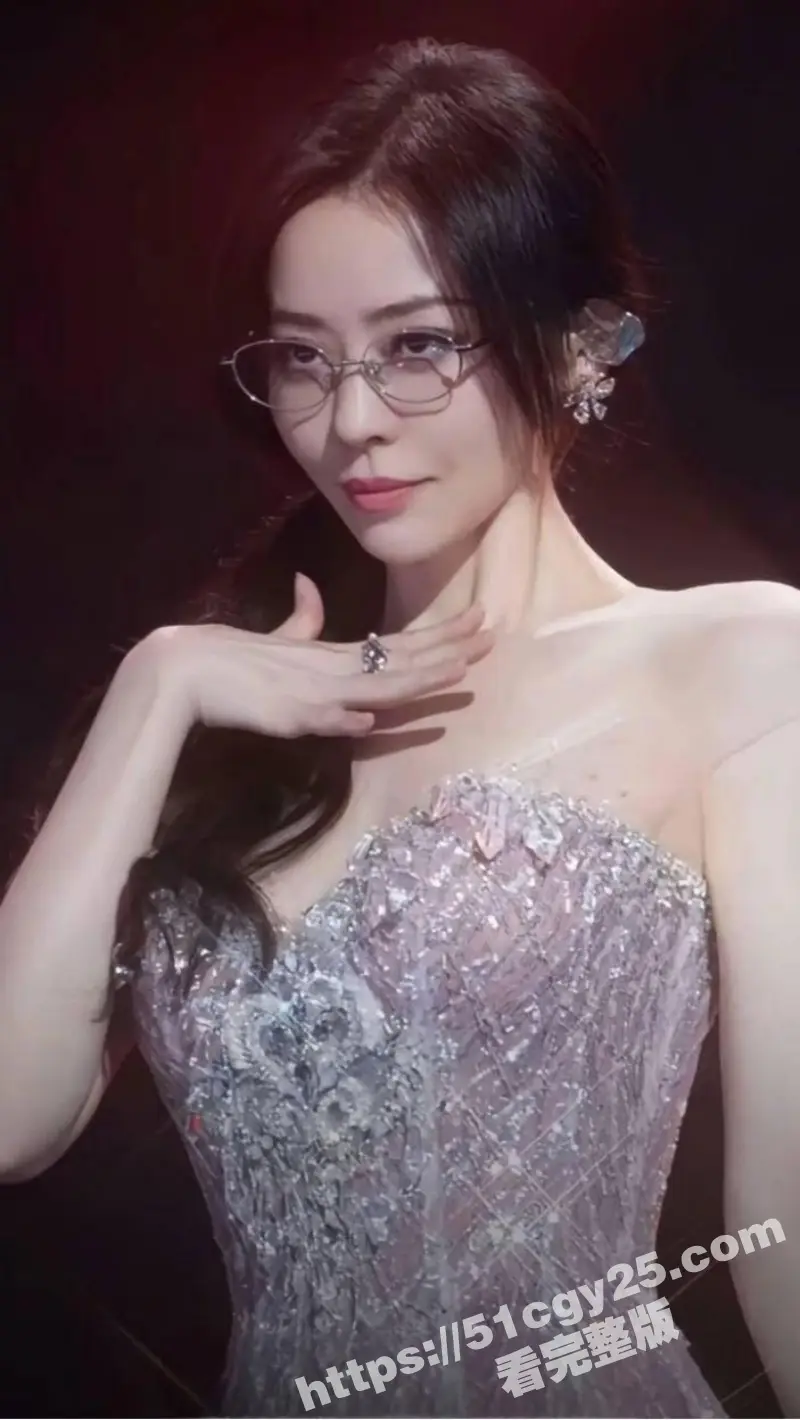 绝美歌后 张靓颖 九万字妆造爆火 早期曾“逼婚”比其大19岁的渣男 还为其打乳钉！ 图5