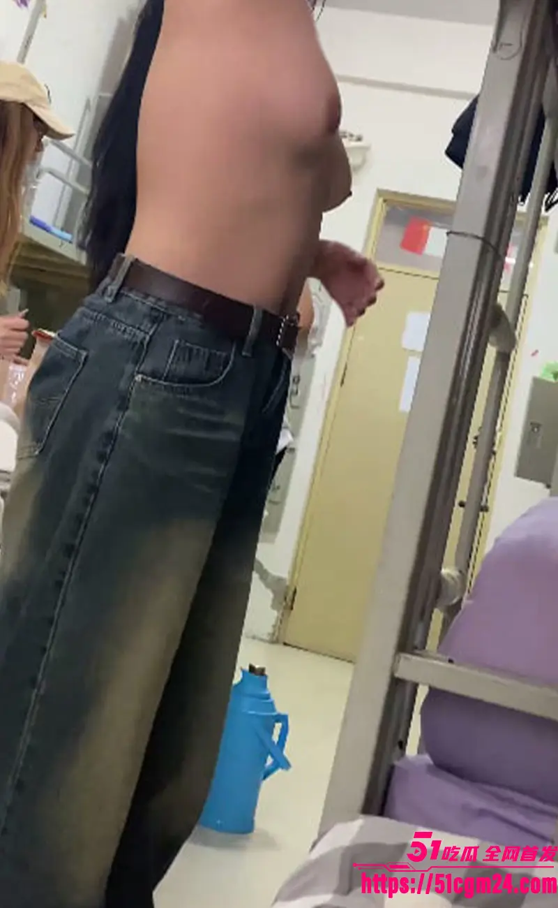 宿舍偷拍极品女大 腰细腿长前凸后翘 白嫩骚逼紧致极品 每个角度都想干烂的骚货 图3