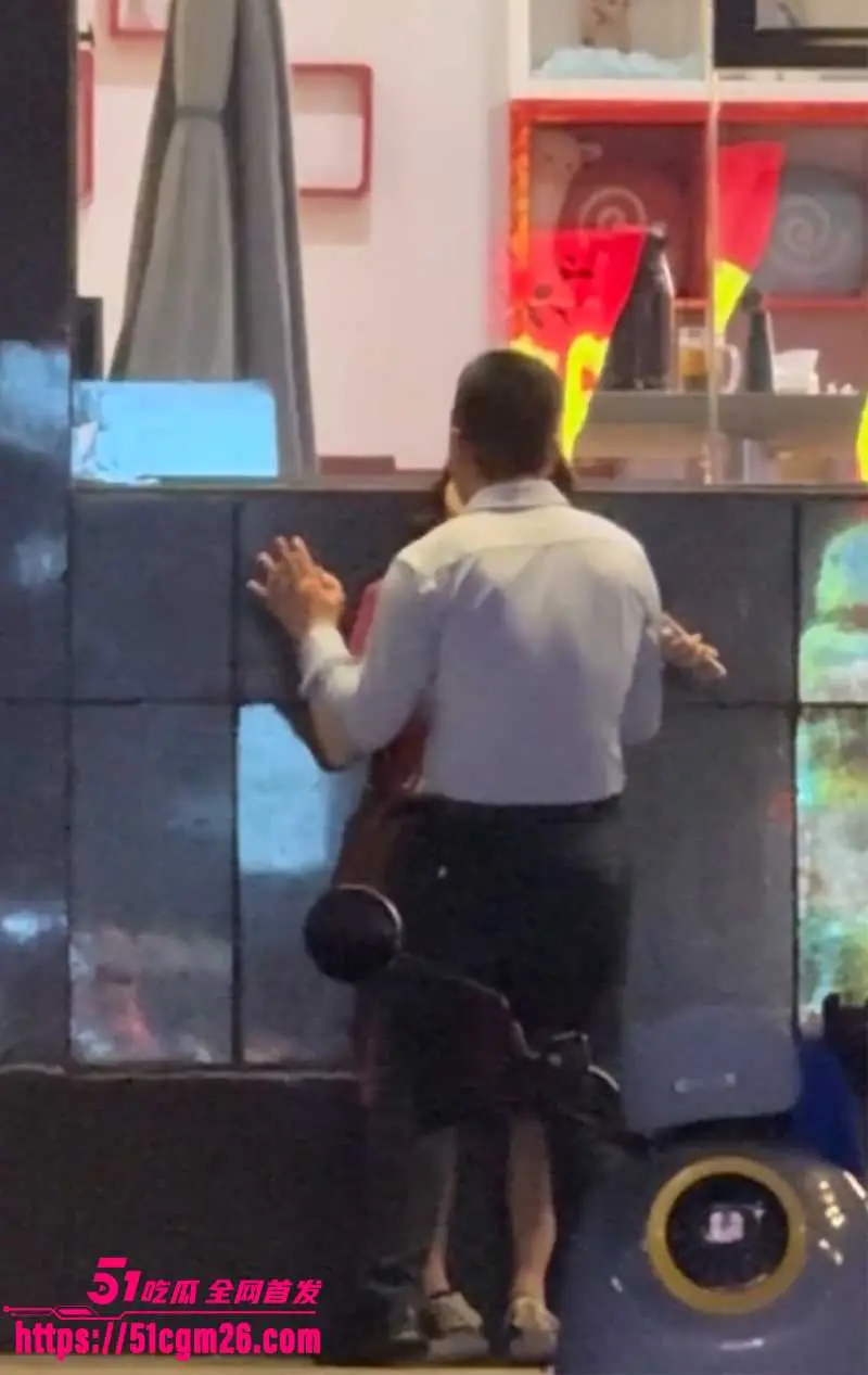 山东某饭店门口 俩中年老同学情不自禁当街热吻 同学聚会果然是出轨高发地！ 图1