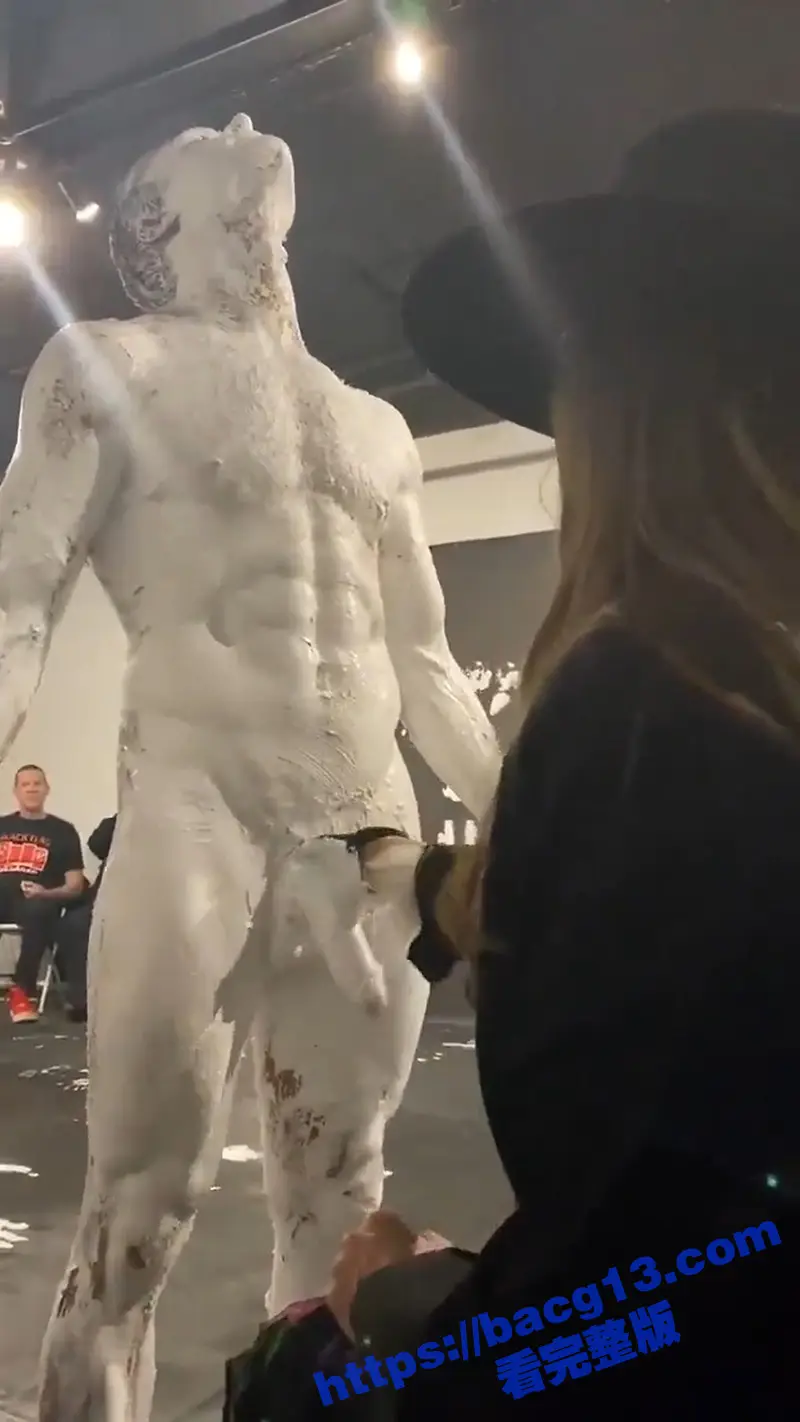 国外人体艺术舞会新作 金发美女现场帮男模撸管拓印 小心翼翼摆正肉棒 完美记录性张力! 图2
