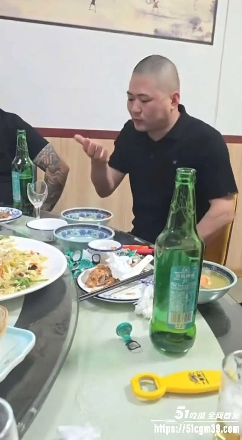 现实狠人当众生嚼碎玻璃 满嘴鲜血却面不改色 颠覆三观大开眼界! 图6