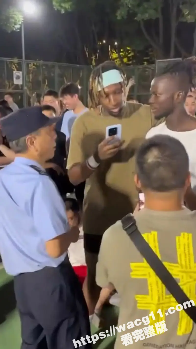 上海徐家汇公园 黑人网红弘文Tim 骂中国人老日本 还动手打人 现场却没一个中国人敢动手 图5