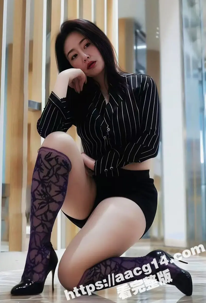 叔嫂禁忌剧情 开档黑袜骚货被小叔子强奸 厨房地板染红姨妈血 家庭乱伦大片 图1