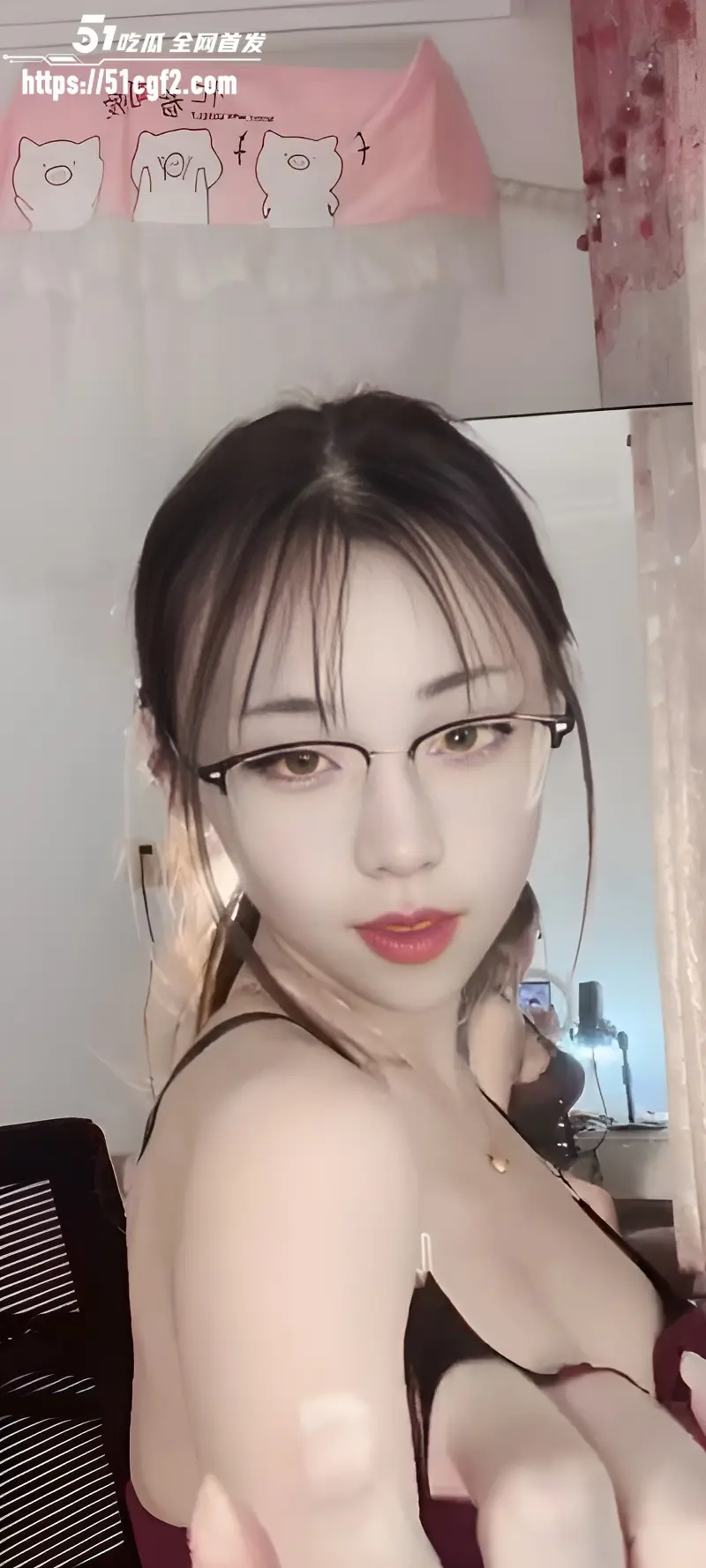 B站网红 灌注大白菜 舰长提督福利 扭腰摆臂狂舔话筒 淫骚身材直击心魂! 图1