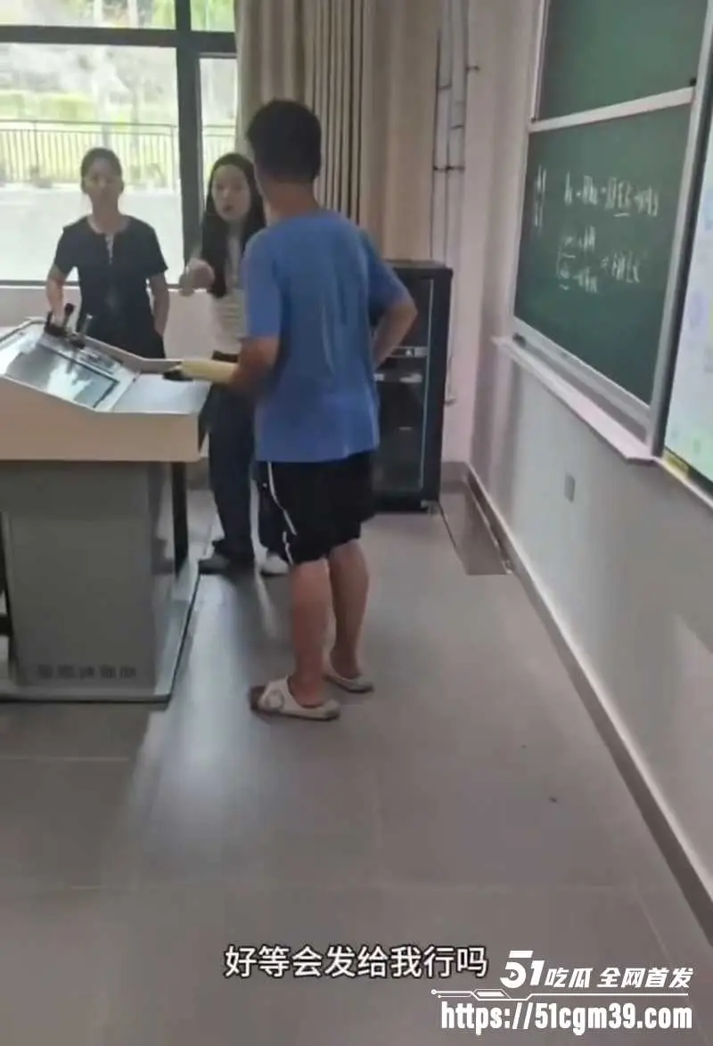 广州理工大学惊现发疯代课哥 被抓包怒骂老师 现场视频看懵全网 图4