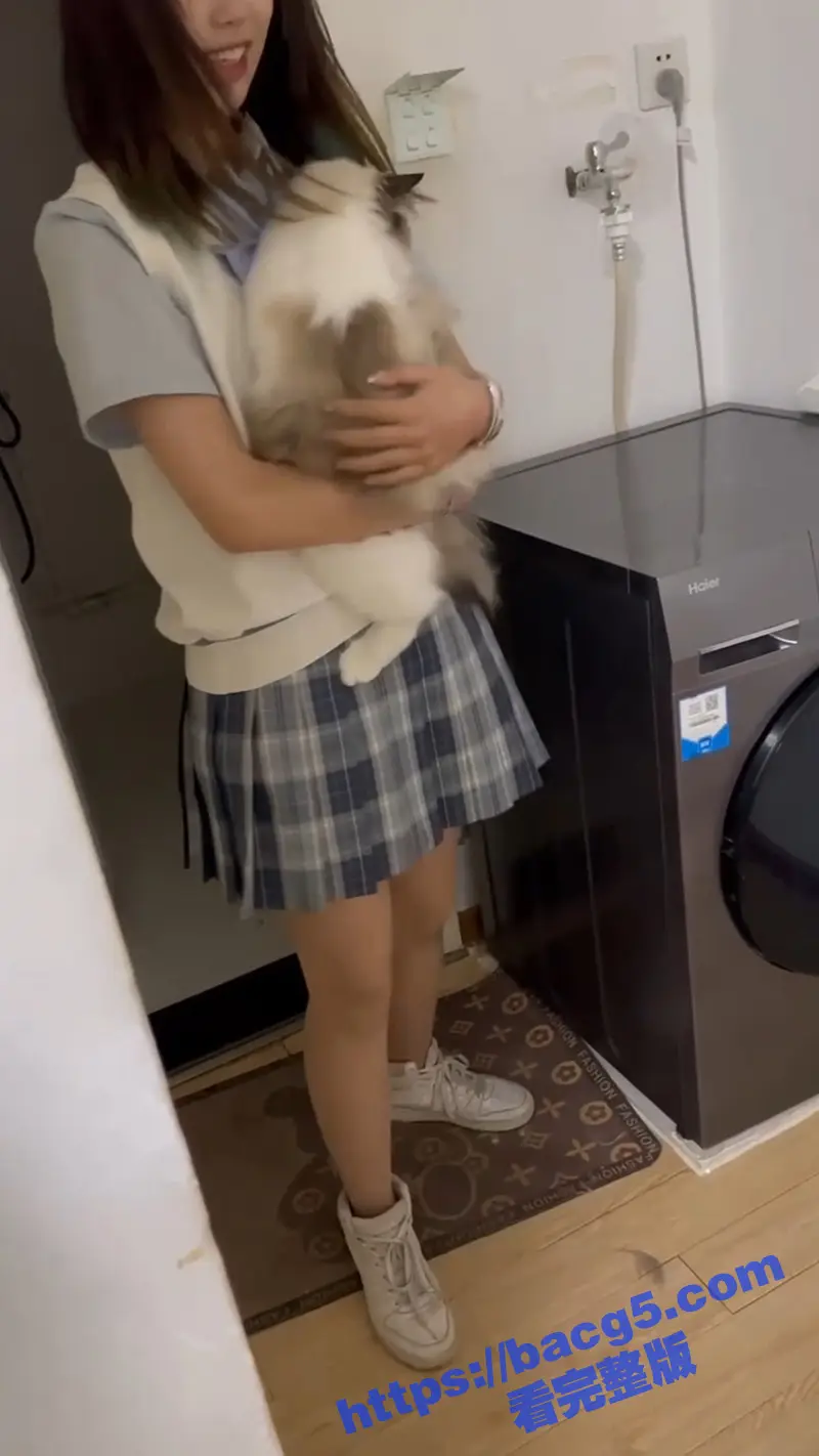 江南第一深情约炮大神 路边搭讪机车女神 当天就给拿下了 娇小美女在他胯下婉转承欢 简直要被他操到升天！ 图2