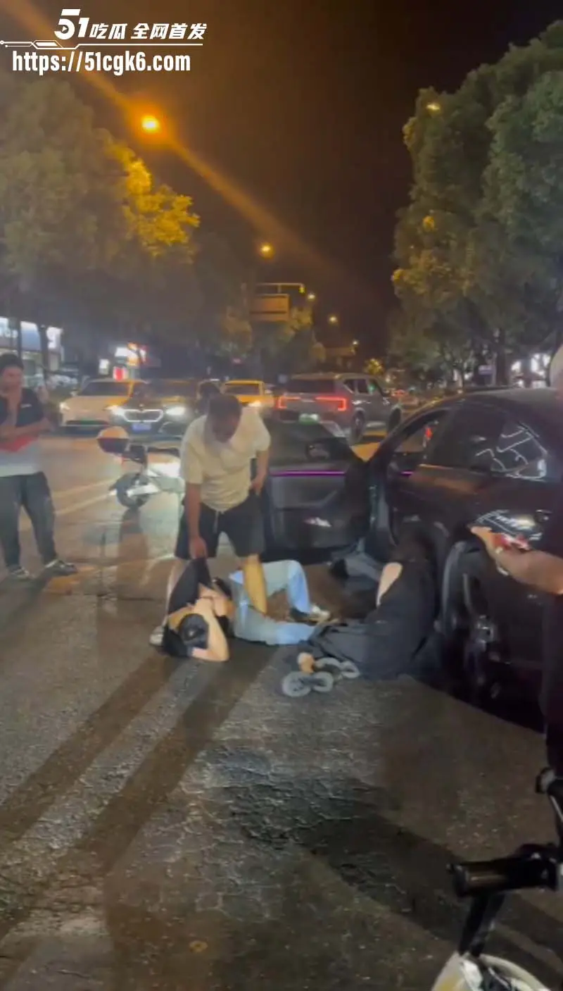 史上最解气抓奸现场!狗男女偷情被猛男原配当街抓包 荡妇保护奸夫被双双暴揍! 图2