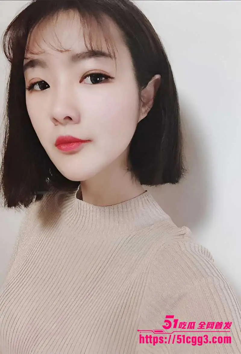 新疆清秀小美女 王千慧 裸贷视频流出 体瘦奶大秀丽尤物 持身份证狂拍自慰特写 脸穴同框抠逼揉奶！ 图6