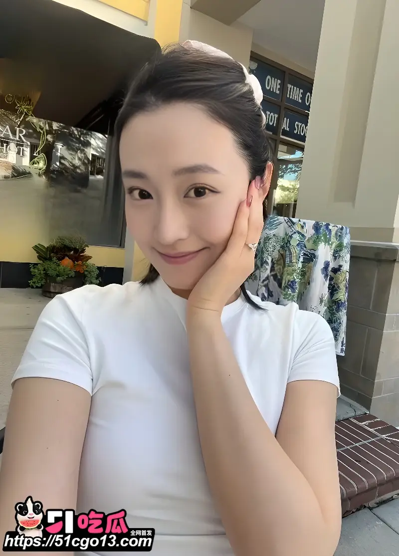 清纯女网红 廖曦芮 酒店性爱自拍 跪舔肉棒媚眼如丝 无套猛怼蜜穴 浪叫呻吟四起 图3