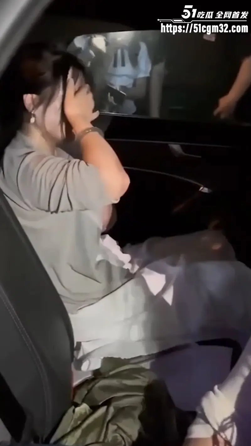老公开原配的车载小三出行 被原配马路堵死当场抓奸 街拍视频刷爆本地朋友圈! 图4