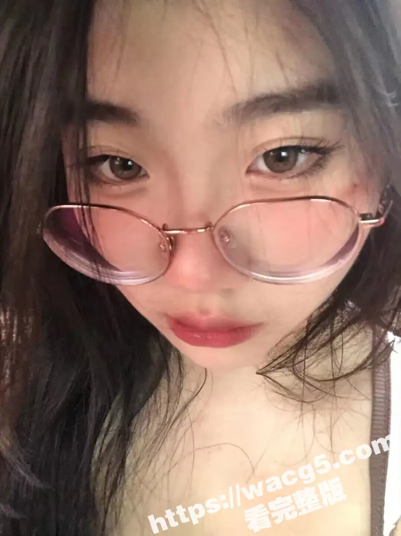 终极反差女教师 巨乳微胖蜜桃臀 穿着黑丝崛起屁股等着大屌插入 瓜友们是不是戴眼镜的都这么反差啊? 图2