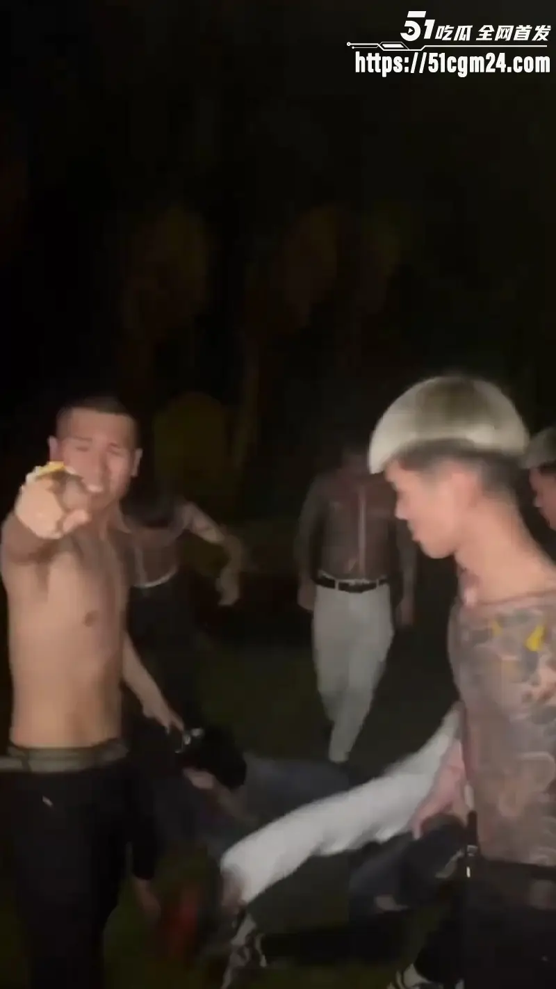 精神小伙又翻车了 鬼火摩托杀马特起初牛逼哄哄 结局反转被打得全裸跪地求饶！ 图4