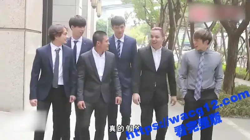 饥渴美女秘书办公室自慰被同事发现 随后一女战六男 轮流干操内射秘书享受高潮! 图1