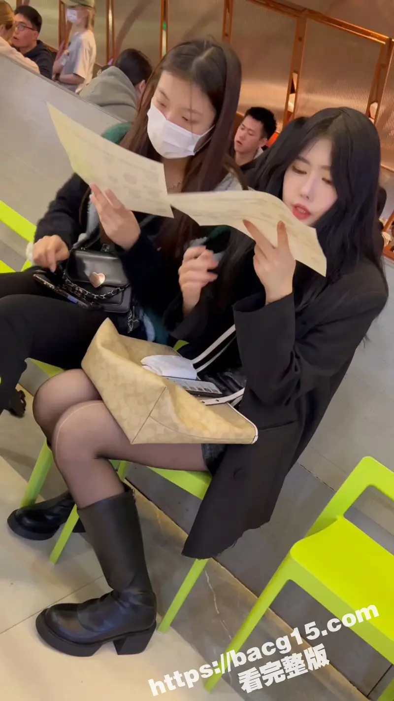 抄底大神商场偷拍 长筒靴黑丝女神 洛丽塔JK裙学妹 各种裙底风光 这丁字裤也太骚了! 图1