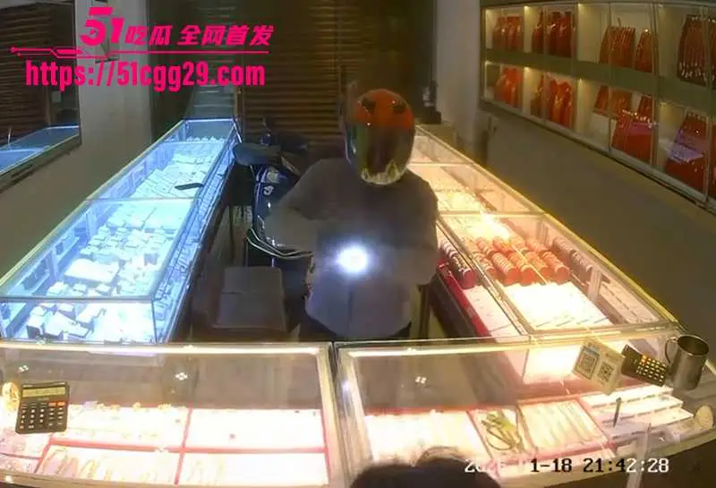 福建平潭依强金店发生惊天劫案!电光石火七分钟 200万金饰瞬间抢走 内部案发监控流出 帧帧惊心动魄! 图1
