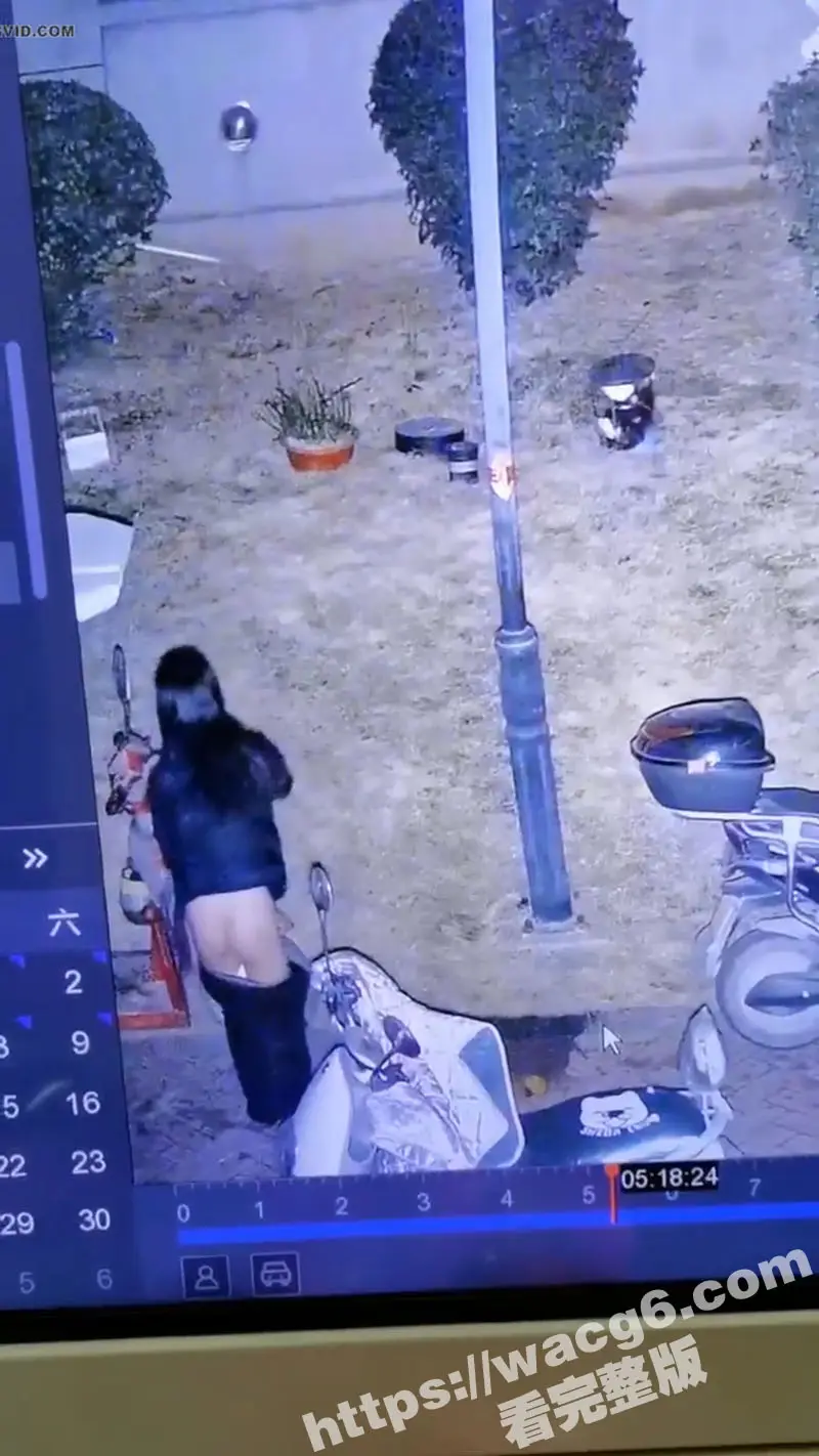 翘臀小妹小区当众排便 还用旁边车衣擦屁股 看样子还是个少女 身材也挺不错的 玩的这么脏么 图5