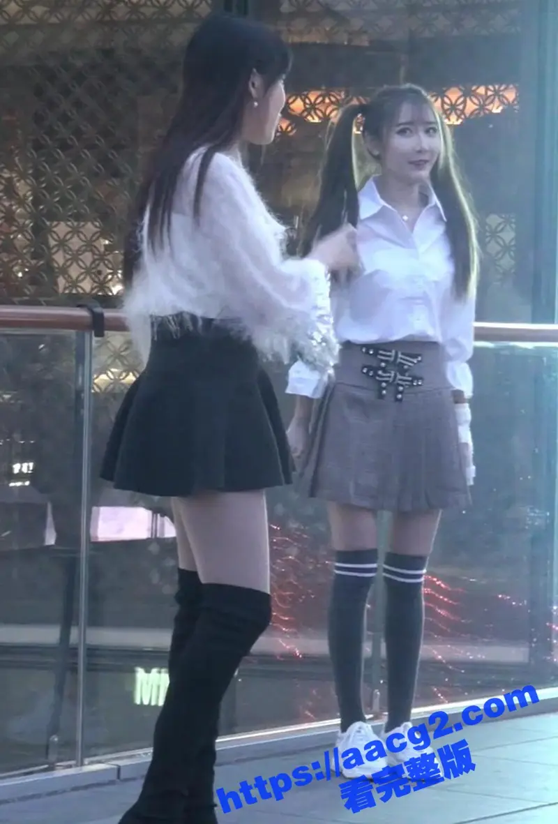 商场街拍 大神抄底尾随跟拍多位高颜值美少妇 白嫩美腿 让人大饱眼福! 图1