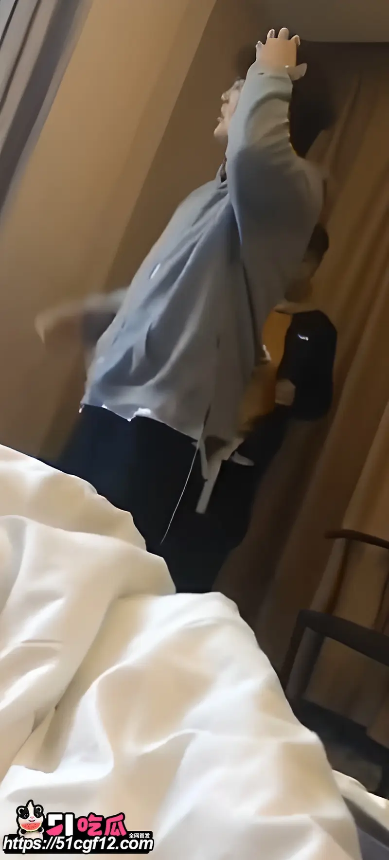 大型捉奸现场 女朋友出轨被男友跟踪发现 当着情夫面崩溃跳楼 问世间情为何物？ 图2