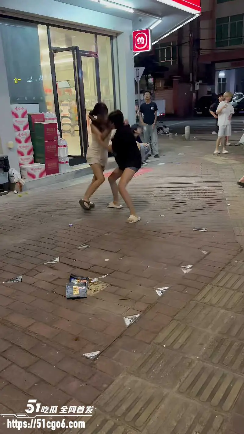 精神小妹当街打架 两女路边疯狂撕扯 跪地抱摔脏话狂飙 打起架来丝毫不输男人 图1