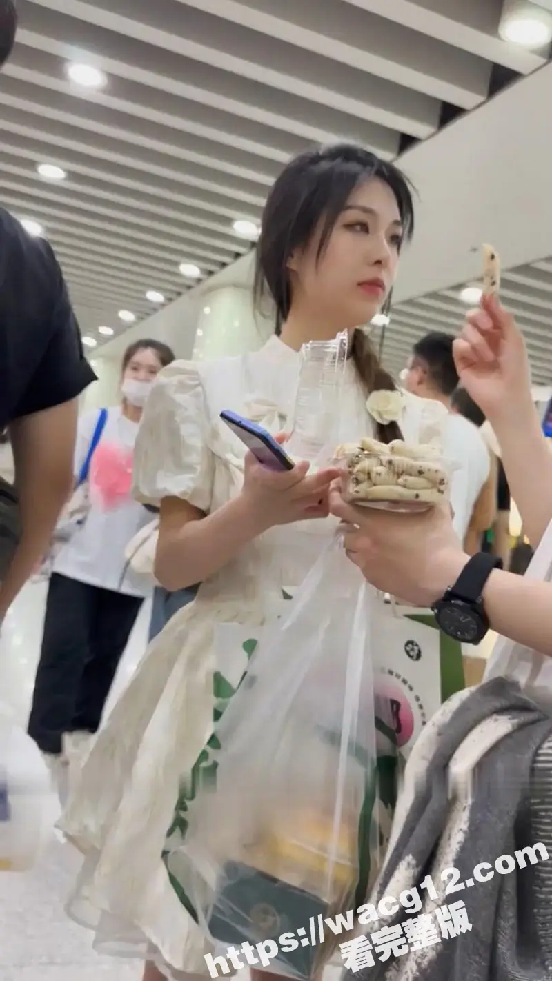 大神商场抄底 偷拍顶级极品学生妹 透明骚内极致性感 被猥琐男友偷偷扣逼 哥们都憋疯了吧 图3