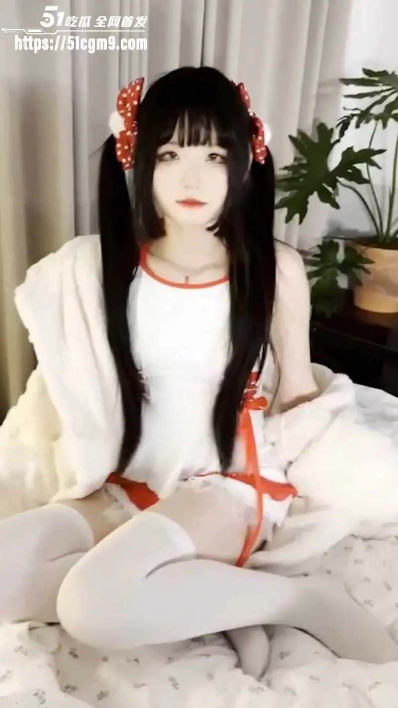 抖音顶流萝莉 野餐兔 重磅核弹 化身护士装小野猫 娇小身躯被无情打桩式猛操 万元定制全网独家首发! 图2