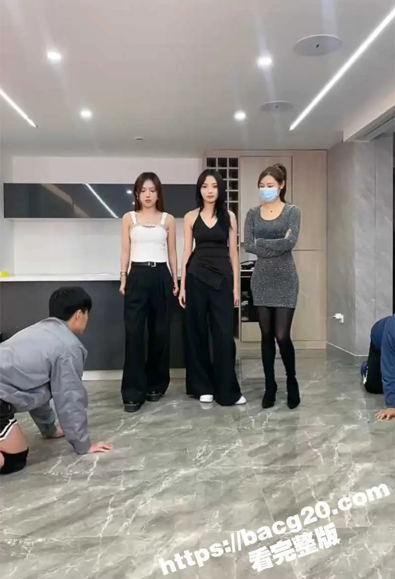 三个小仙女联手凌虐调教受虐男 大嘴巴子轮流暴打 舔鞋底羞辱狂骂 站在身上起跳踩踏 玩法超级变态 图1
