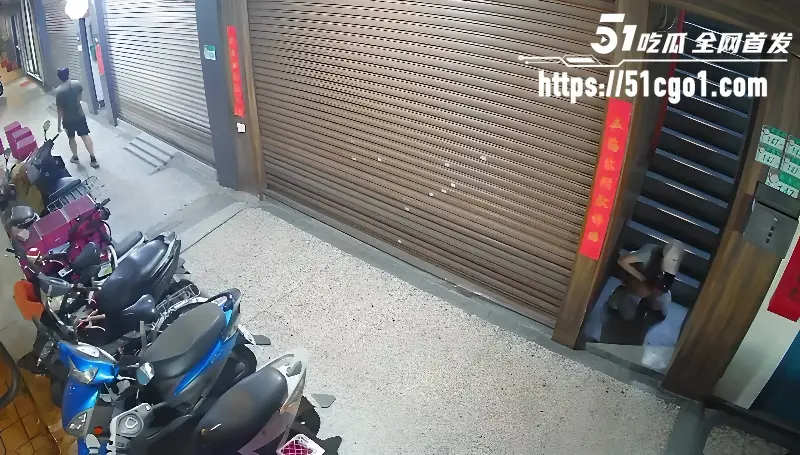 小仙女楼梯口拉屎现场 监控拍下全过程 外表清纯行为却如此下流 图3