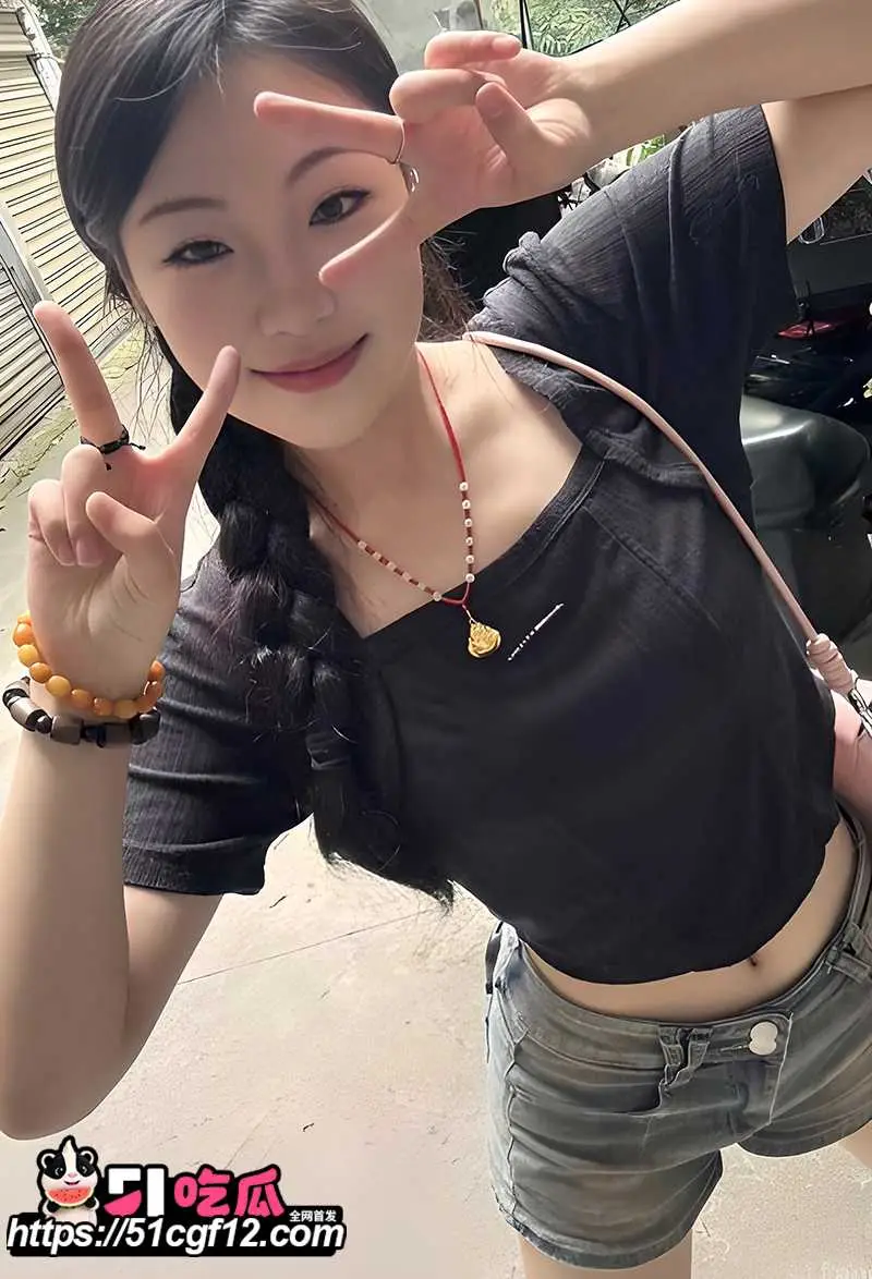 反差女大学生超淫私拍 手掰肥穴撅臀露菊 蹲地放尿喷如泉涌 后入自慰骚劲爆棚 图1